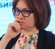 Люди берут значительно больше кредитов и долгов, чем могут обслуживать, согласилась председатель ЦБ Эльвира Набиуллина