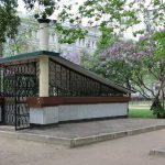 Общественный бесплатный туалет в центре Москвы одновременно является крупнейшим офисным центром