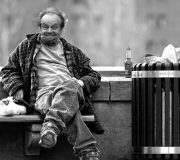 нищий сидящий банкрот