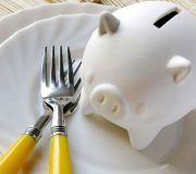 четверть россиян экономит на еде