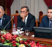 Владислав Кошкин (в центре)