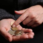 приставы должны оставлять должникам средства не менее размера прожиточного минимума