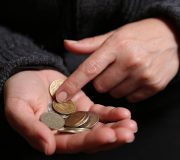 приставы должны оставлять должникам средства не менее размера прожиточного минимума