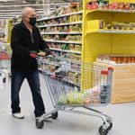 Россияне собрались сократить расходы на большинство товаров