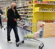 Россияне собрались сократить расходы на большинство товаров