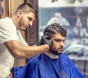 Парикмахерским в России предрекли массовое банкротство