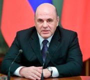 МОСКВА, 6 июня. /ТАСС/. Внесенные правительством РФ изменения в порядок отмены и переноса зрелищных мероприятий, которые разрешают обменивать билеты на новые даты, спасут негосударственные театрально-концертные организации от банкротства вследствие ограничений на посещение, введенных из-за пандемии коронавируса. Такое мнение в беседе с ТАСС в субботу высказал театральный продюсер, генеральный директор компании "Бродвей Москва" Дмитрий Богачев. В субботу премьер-министр РФ Михаил Мишустин подписал постановление, которое вносит изменения в порядок отмены, замены либо переноса мероприятия, в том числе в части порядка и сроков возмещения стоимости билетов, абонементов и путевок в случае угрозы возникновения отдельных чрезвычайных ситуаций, а также введении режима повышенной готовности и чрезвычайной ситуации. Так, при переносе сроков мероприятия организатор может объявить новую дату в течение полугода после снятия режима ограничений. В этом случае он вправе предложить покупателю посетить перенесенное мероприятие по ранее приобретенному билету или обменять его на ваучер. Если в течение полугода не была объявлена новая дата, то мероприятие считается отмененным, и посетитель может запросить возврат денежных средств за билет или ваучер. "Решение правительства об обмене билетов на перенесенные из-за пандемии мероприятия - мудрое взвешенное решение, которое позволяет нам в условиях пандемии соблюсти все обязательства перед зрителями не ущемляя их интересов, и одновременно сохранить отрасль негосударственных театрально-концертных учреждений страны от ее полного уничтожения", - заявил Богачев. Первоочередной задачей стал именно перенос мероприятий, а не их отмена, отметил театральный продюсер. "Именно перенос мероприятий с обменом билетов на новые даты дает возможность зрителям посетить спектакли или концерты, на которые они стремились попасть. Кроме того, он помогает сохранить отрасль от банкротства, в результате которого пострадали бы от 7 до 10 млн зрителей, ведь тогда они не смогли бы ни посетить спектакли или концерты, на которые они стремились попасть, ни вернуть деньги за билеты в случае отмены", - подчеркнул он. Внимание к отрасли В марте негосударственные организаторы концертов и спектаклей обратились к президенту РФ Владимиру Путину с просьбой поддержать отрасль на фоне массовой отмены и переноса мероприятий из-за пандемии коронавируса. В качестве одной из мер они просили разрешение не возвращать деньги по билетам за перенесенные концерты, предлагая зрителям посетить эти мероприятия с купленными ранее билетами в другие даты. "Если государственные учреждения культуры рассчитывали на финансовую помощь их учредителя - государства, то сотни негосударственных организаций по всей стране оказались на грани банкротства, - пояснил Богачев, который также подписал тогда соответствующее обращение. - К моменту отмены нами были потрачены миллиарды на подготовку мероприятий: производство костюмов и декораций, покупку оборудования, гонорары авторов и исполнителей, рекламу, аренду площадок, визы и так далее, и вернуть большую часть из них не представлялось возможным. Президент отнесся к просьбе со вниманием и пообещал поддержать нашу отрасль, передав соответствующие поручения". Богачев рассказал, что поиск мер шел в контакте с представителями профессионального сообщества - некоммерческими и коммерческими учреждениями культуры. Источник