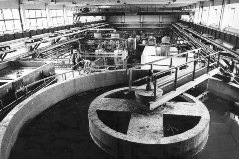 В блоке деминерализации комплекса метанола. Губаха, Пермская область. 1983 год