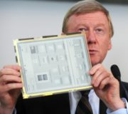 Экс-глава «Роснано» Анатолий Чубайс демонстрирует гибкий монитор