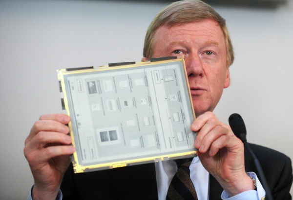 Экс-глава «Роснано» Анатолий Чубайс демонстрирует гибкий монитор