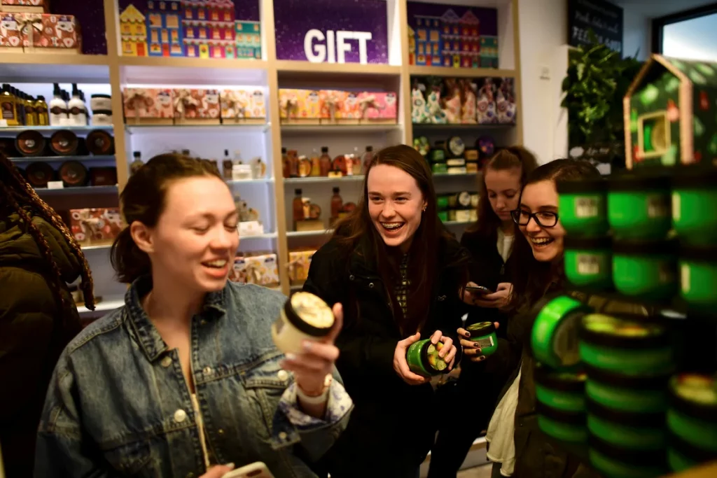 Покупатели в магазине Body Shop в Пенсильвании, США